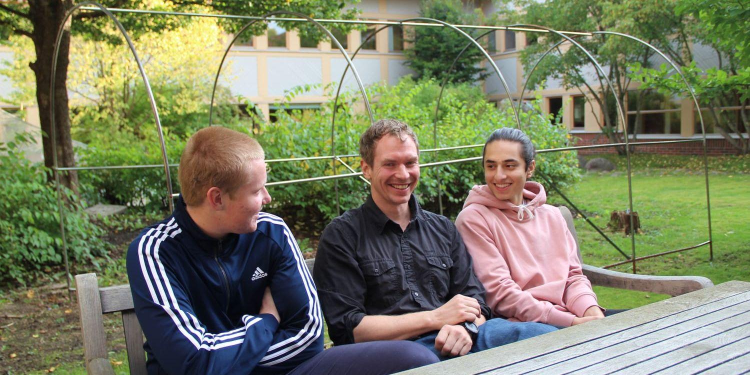 Max Hyltvik och Karar Hussen tyckte att projektet var kul och spännande. I mitten syns läraren Tobias Thorsson. Bild: Lisa Henricson