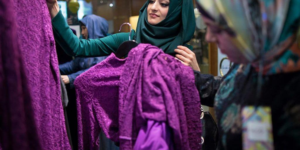 Ofria? Ständigt upprepas bilden av muslimska kvinnor med slöja som en grupp i behov av räddning. Lars Åbergs text är inget undantag, skriver debattörerna.