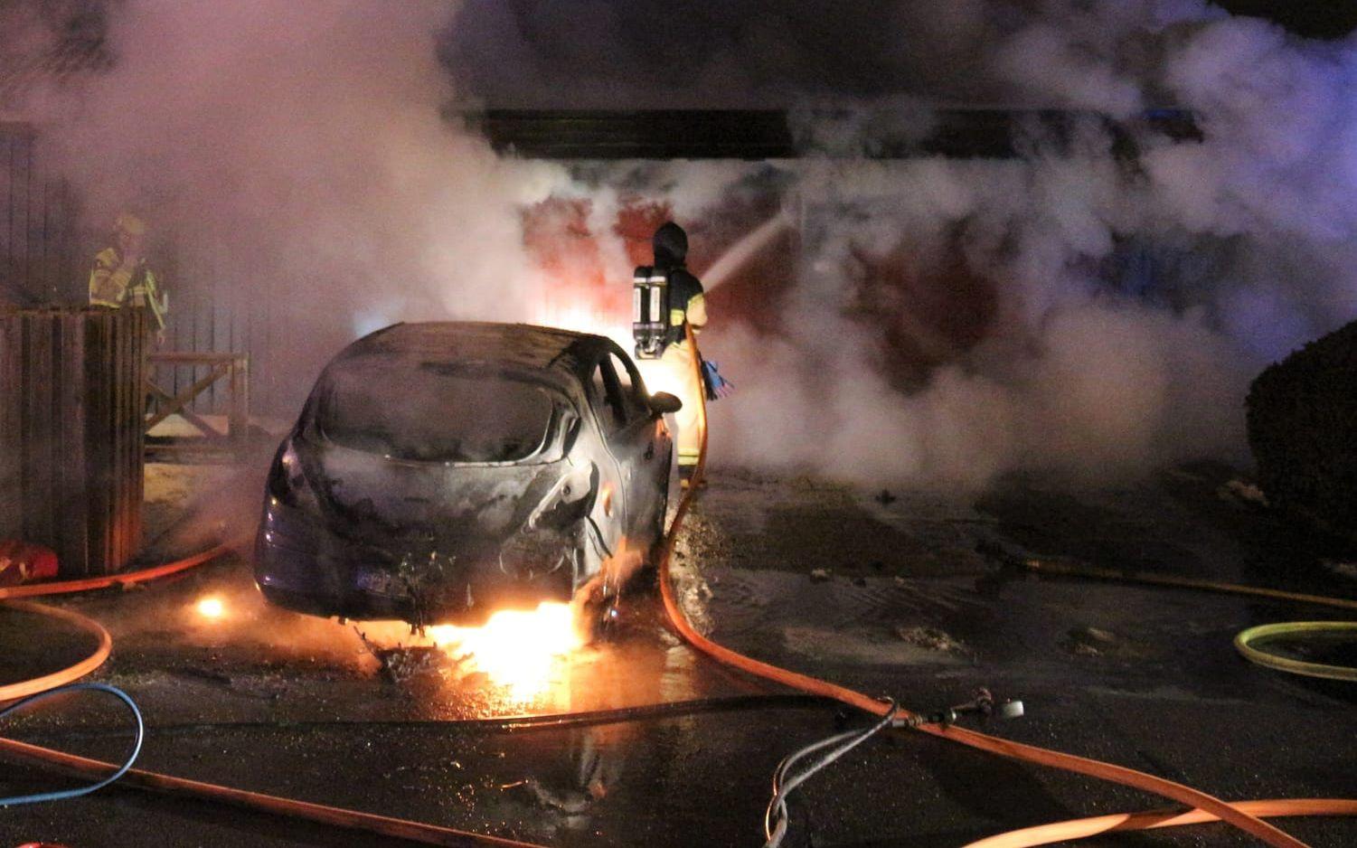 En bil i anslutning till villan fattade eld