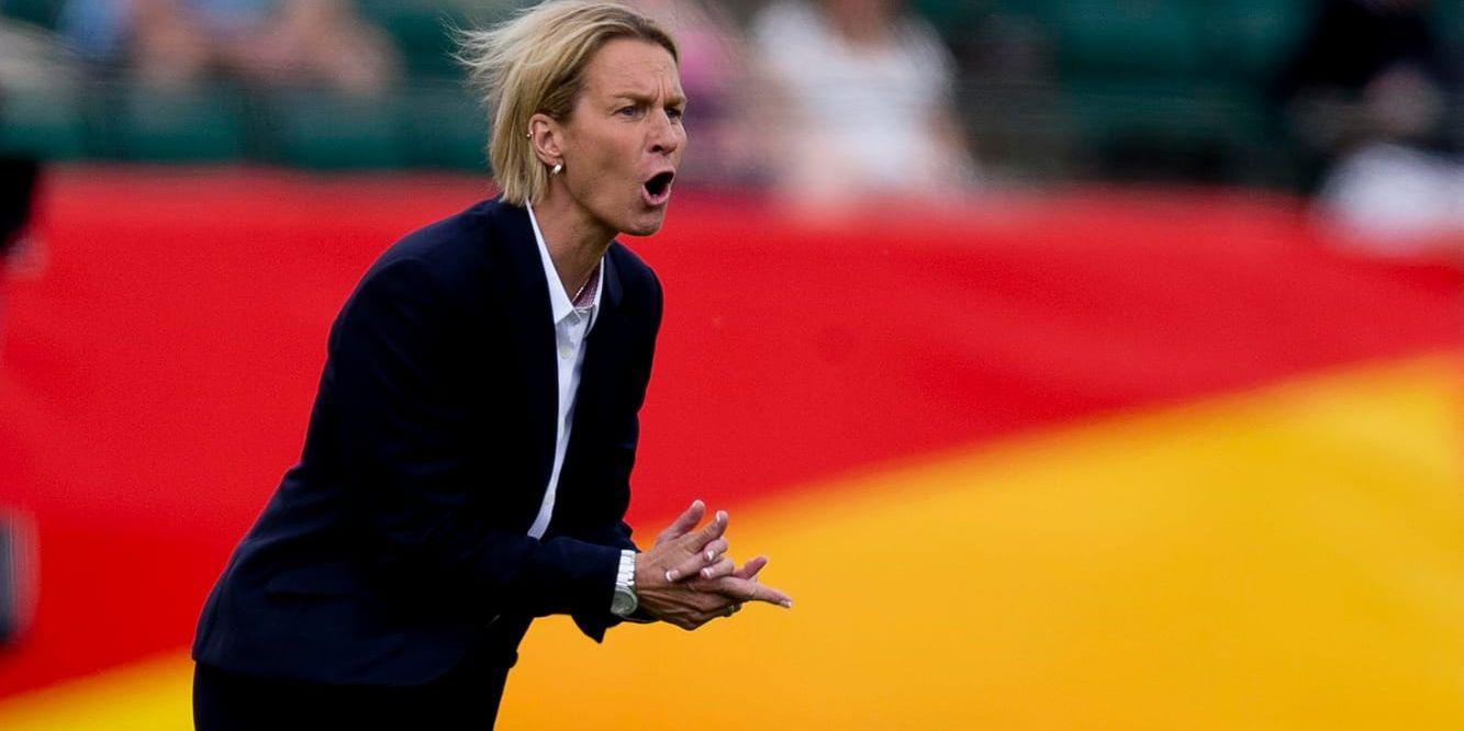 Martina Voss-Tecklenburg skriker på de schweiziska spelarna under VM 2015. I sommar blir hon förbundskapten i Tyskland.