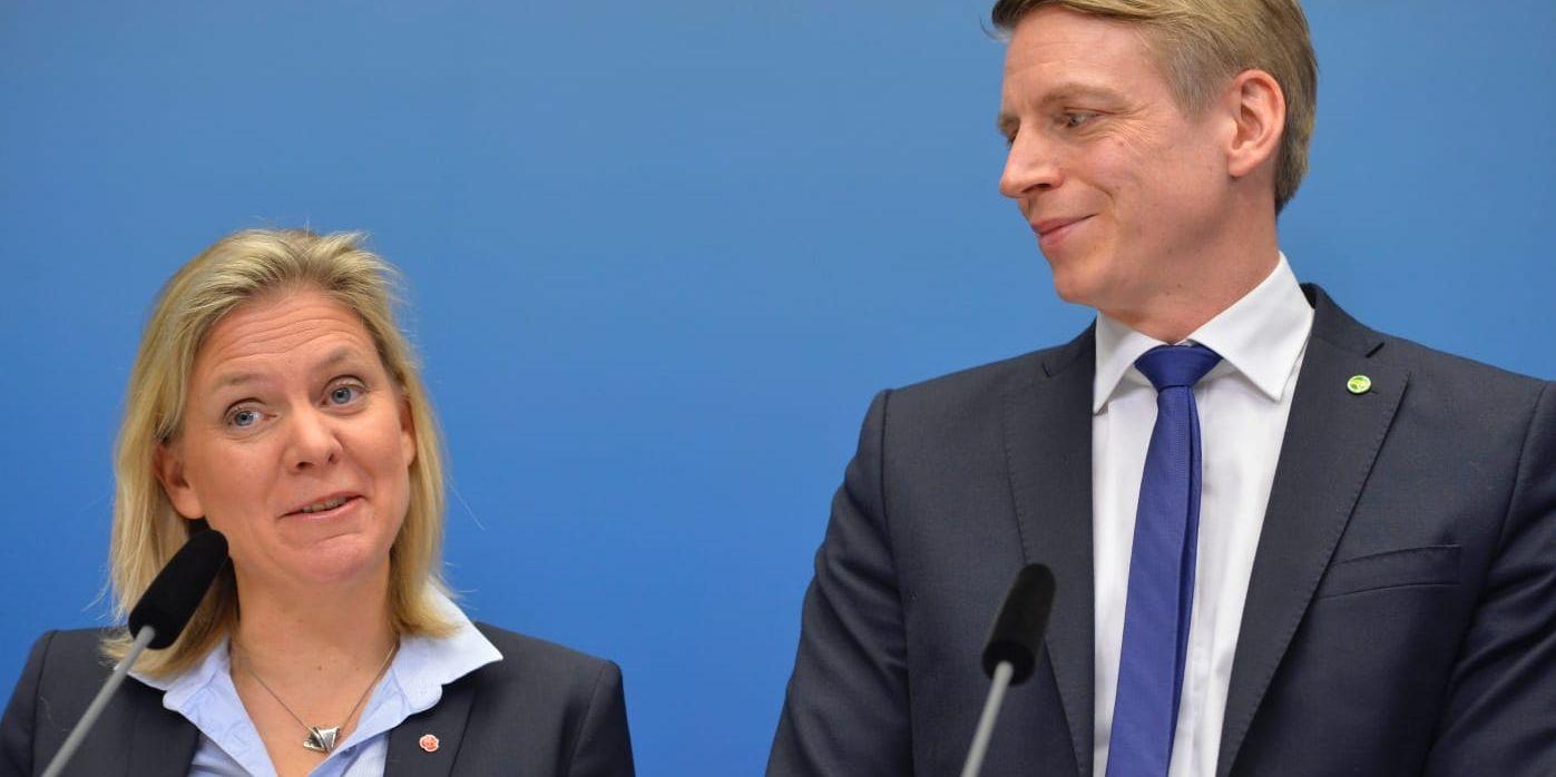 Magdalena Andersson (S) och Per Bolund (MP) meddelar "intäktsökningar" i stället för skattehöjningar.
