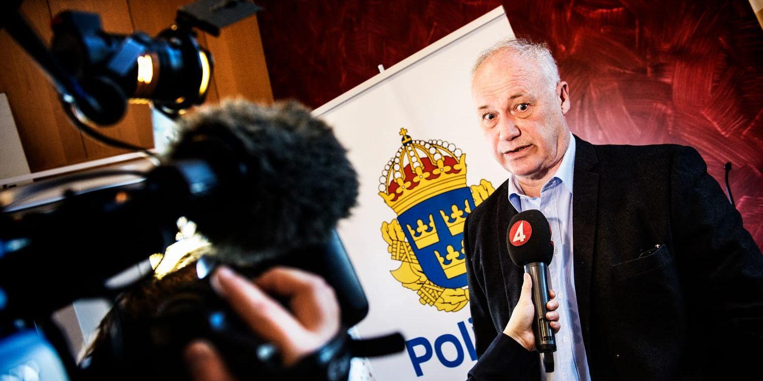 Mordutredningen leds nu av kriminalkommissarie Lars Johansson som under sin långa karriär utrett några av de mest uppmärksammade morden i svensk kriminalhistoria. 