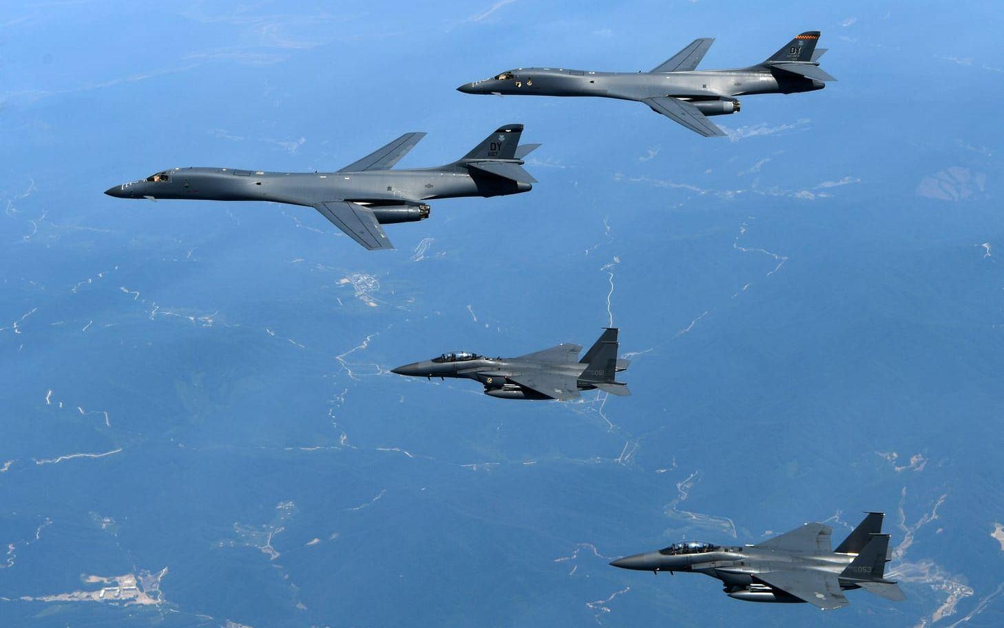 Bombplanen simulerade luft-till-mark-angrepp och sköt missiler omkring Koreahalvön. Bild: TT