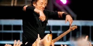 En sosse? Bruce Springsteen rockar loss tillsammans med publiken i Parken i Köpenhamn.