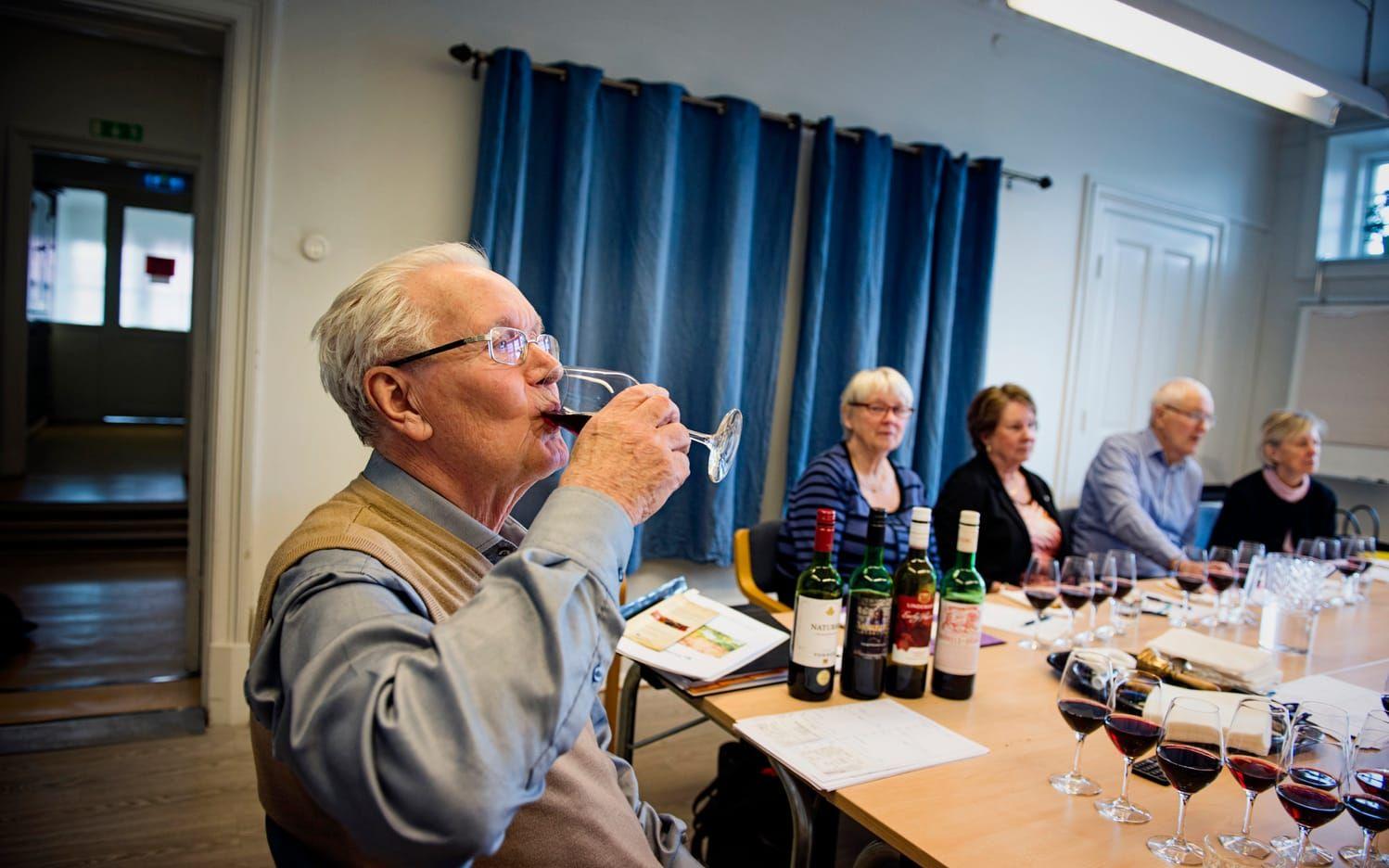 I femton år har pensionärer gått på vinprovning på Allégårdens pensionärsförening, men nu har social resursnämnd beslutat att de inte får fortsätta utan att ansöka om alkoholtillstånd. Märkligt, tycker Arne Eriksson, som hållit i vinprovningarna i tio år. Bild: Jonas Lindstedt

