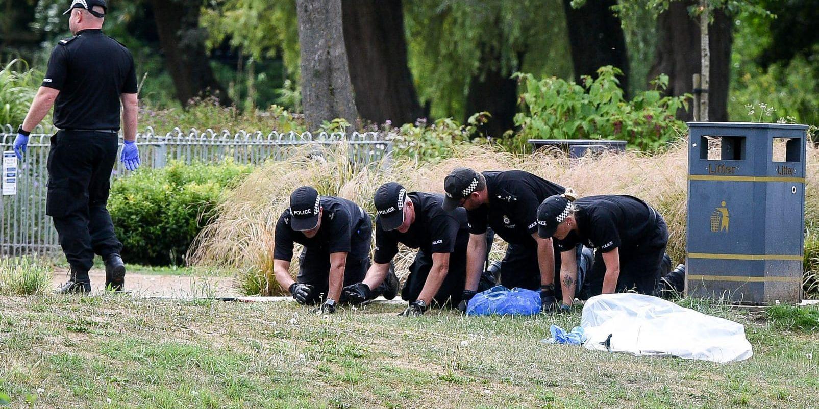Polisen söker efter spår i en park i Salisbury som den nu döda kvinnan tros ha besökt innan hon kom i kontakt med Novitjok-giftet. Arkivbild från 19 juli.
