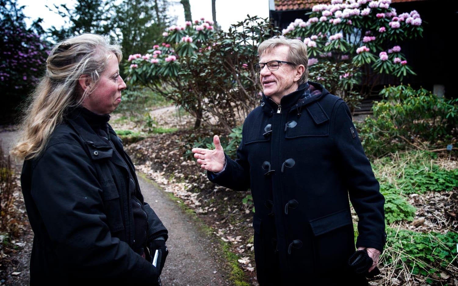 Trädgårdsmästare Maria Sjöstedt i samspråk med Håkan Ekholm, som besökte parken tillsammans med hustrun Klara.