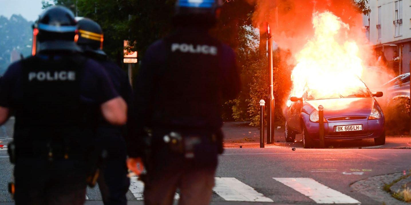 Bilar har bränts i Nantes under upploppen som följt på dödsskjutningen. Bilden är från i tisdags, samma dag som 22-åringen dödades.