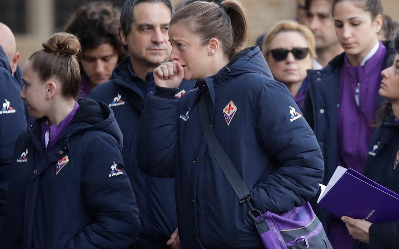 Spelara från Fiorentinas damlag fanns på plats under klubbkamraten Davide Astoris begravning. Bild: TT
