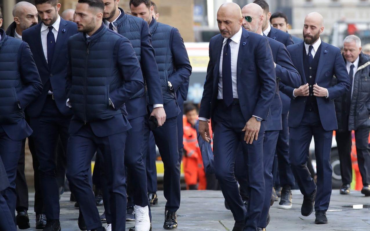 Intertränaren Luciano Spalletti anländer tillsammans med spelare från klubben. Bild: TT
