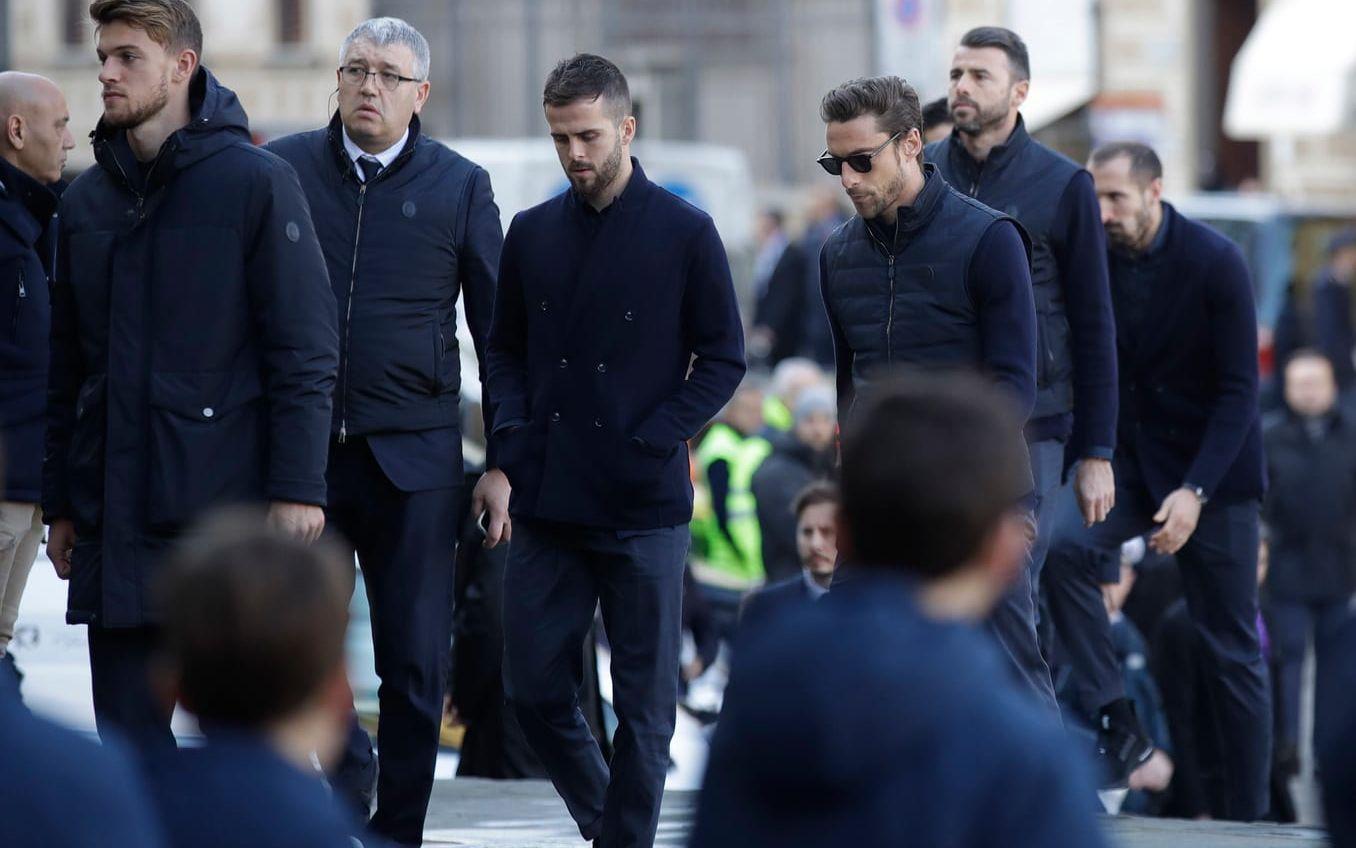 Många fotbollspelare danns på plats under begravningen, bland annat spelare från Juventus. Bild: TT

