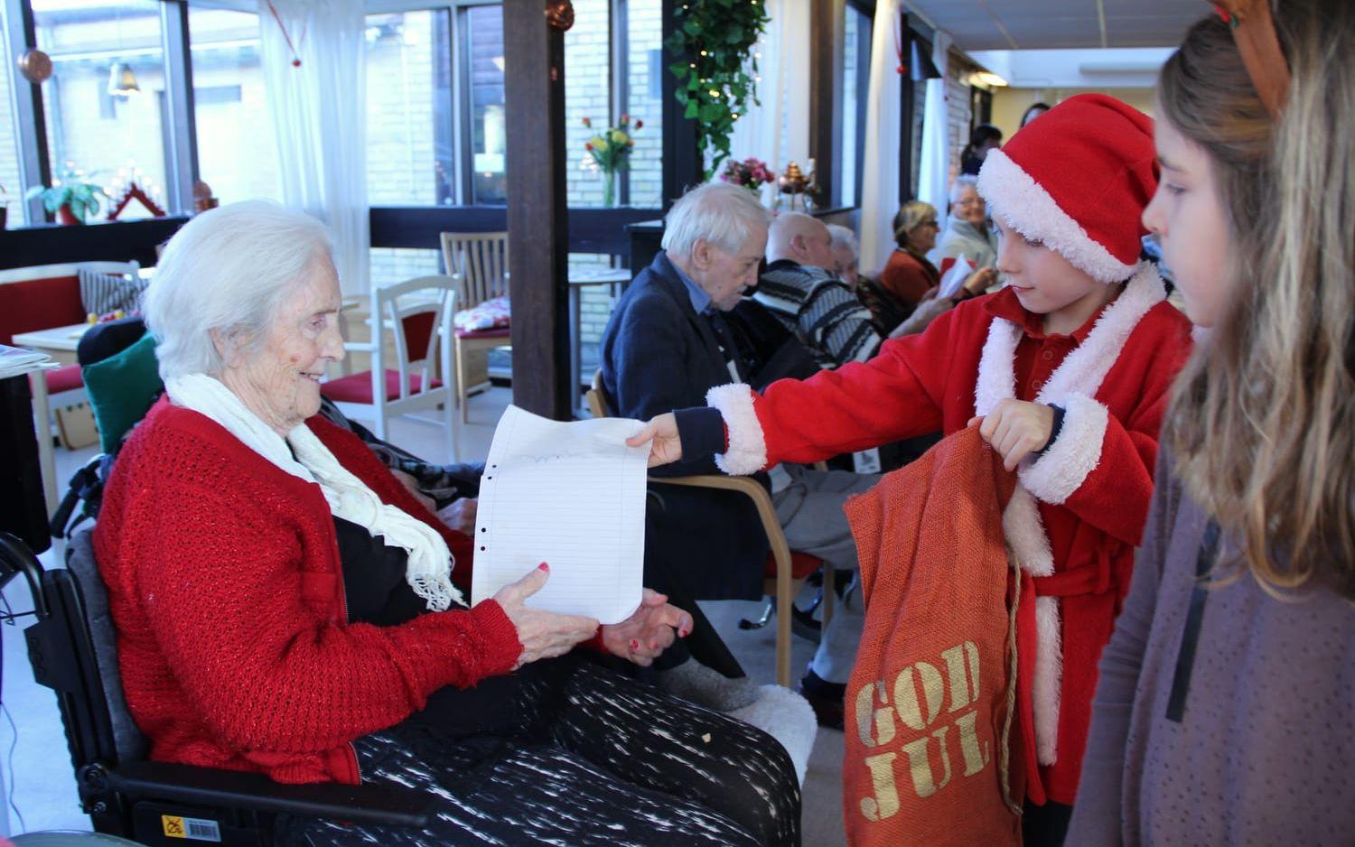 Birgit Gryte var en av dem som fick ett julkort av treorna från Oxledsskolan. "Det var väldigt fint" tyckte hon. Bild: Lisa Henricson