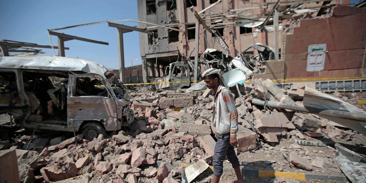 En man inspekterar skadorna efter ett luftangrepp i Sanaa i Jemen från den saudiskledda koalitionen. Arkivbild.