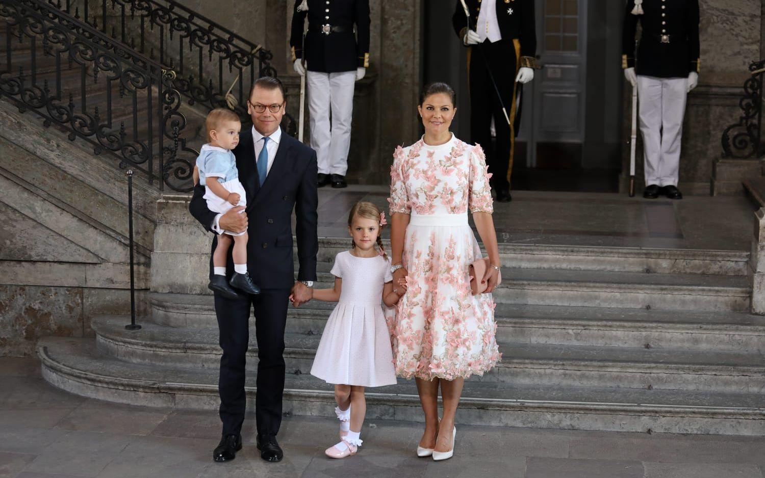 Familjen med prins Daniel, kronprinsessan Victoria och barnen Oscar och Estelle.