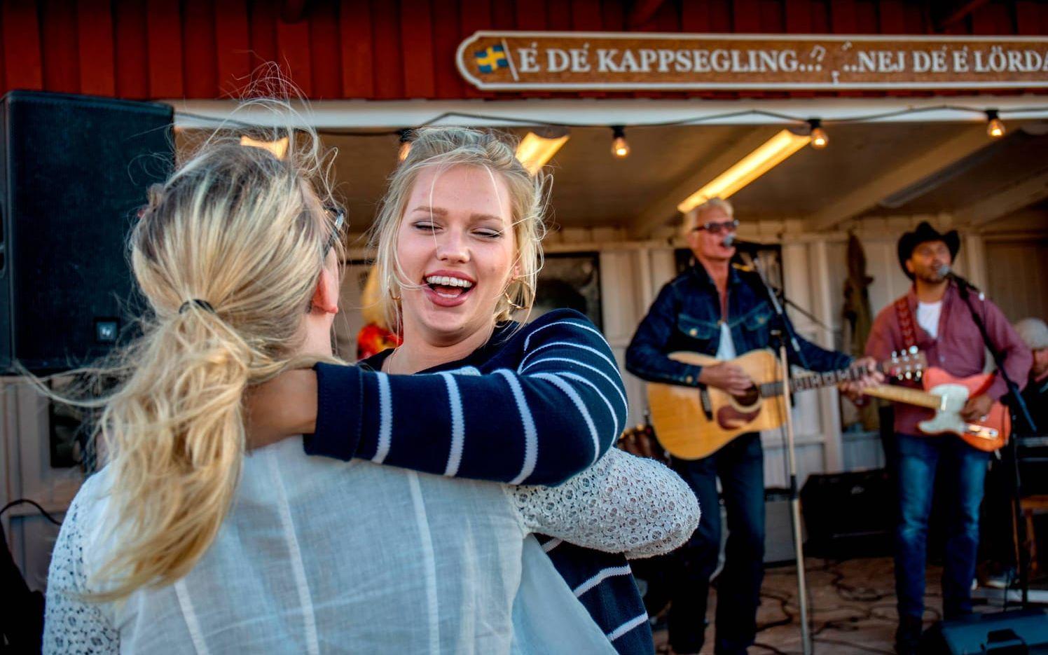 Elin och Malin Hagström har vuxit upp med dansen. I kväll är första gången de dansar på Brännö. "Dans på Brännö brygga vill man ha upplevt", säger de. Bild: Lisa Thanner