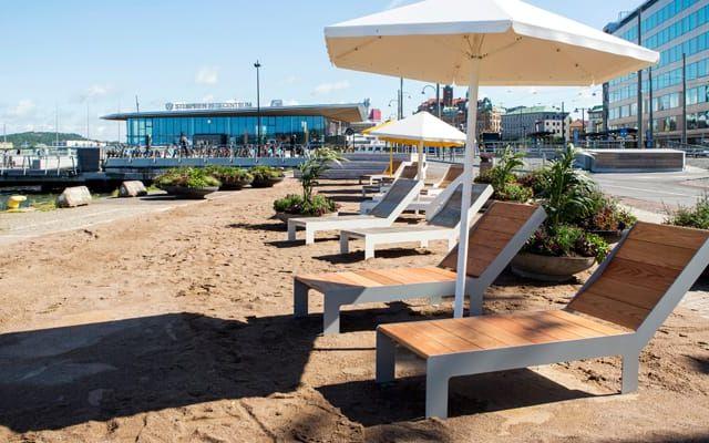 Inom projektet som nu nominerats finns Playa Stenpiren. Med hjälp av sand, solstolar, parasoller, palmer och växter skapades en grön oas mitt i stadsvimlet. Bild:Ted Olsson
