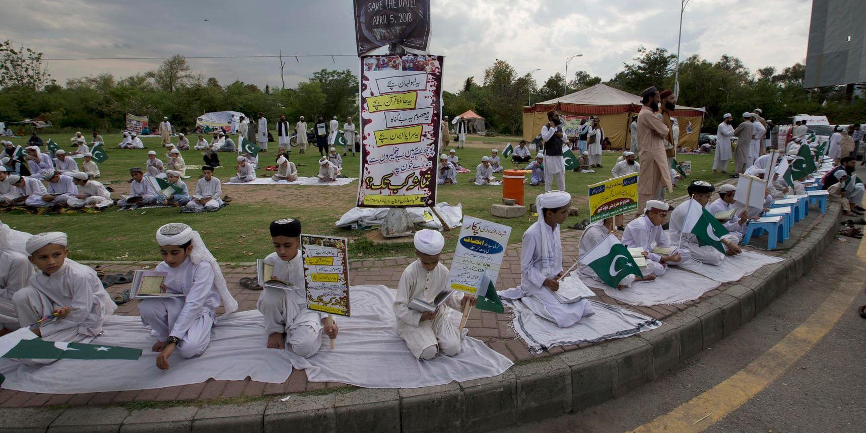 Pakistanska religionsstudenter ber för offren för angreppet i Dasht-e-Archi i grannlandet Afghanistan. Arkivbild.