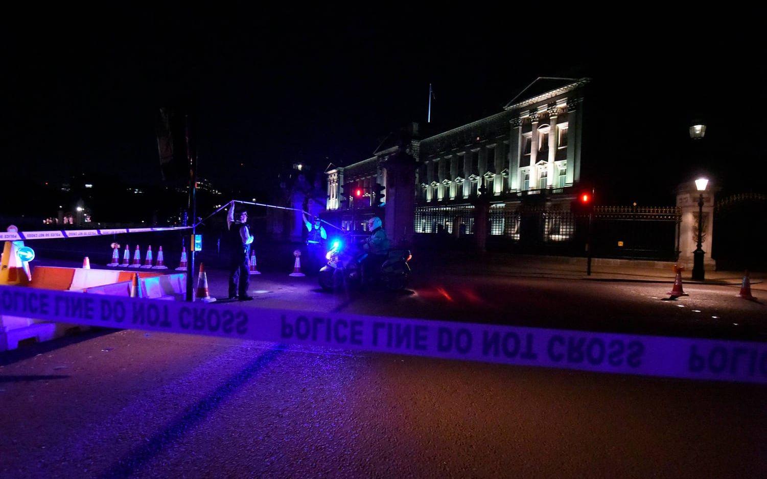 Två poliser skadades utanför Buckingham palace i London under fredagskvällen, när de skulle gripa en person med kniv. Bild: TT