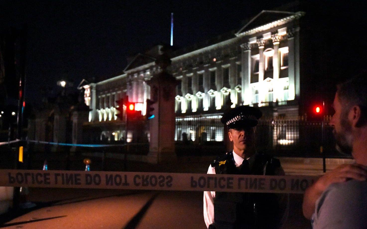 Ett stort antal poliser kallades till vägen the Mall utanför Buckingham palace i London på fredagskvällen. Bild: TT