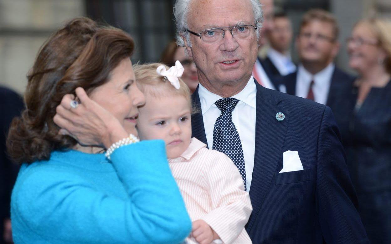 Det började med Estelle... Nu har drottning Silvia och kung Carl Gustaf sju barnbarn, födda mellan 2012 och 2018. Den senaste lilla prinsessan föddes 9 mars och är dotter till prinsessan Madeleine och Christopher O'Neill. Bild: FREDRIK SANDBERG / TT
