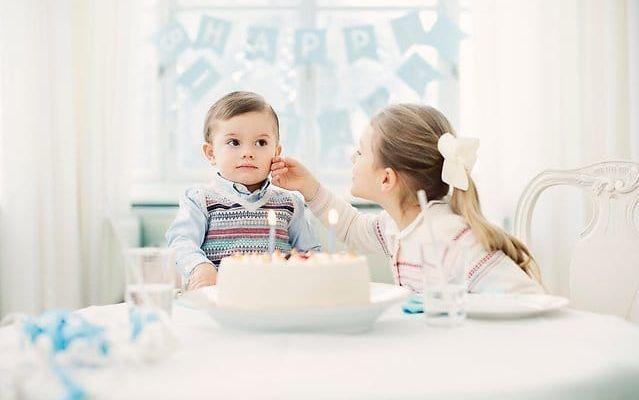 Prins Oscar 2 år, firas av storasyster Estelle på födelsedagen. Bild: Erika Gerdemark
