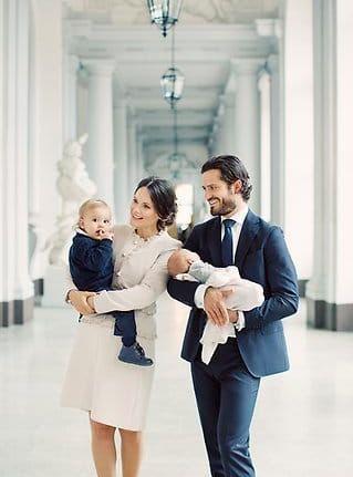 Fler kusiner till kungafamiljens nytillskott: Prins Alexander, född 19 april 2016, och Prins Gabriel, född 31 augusti 2017, med pappa prins Carl Philip och mamma prinsessan Sofia. Bild: Erika Gerdemark
