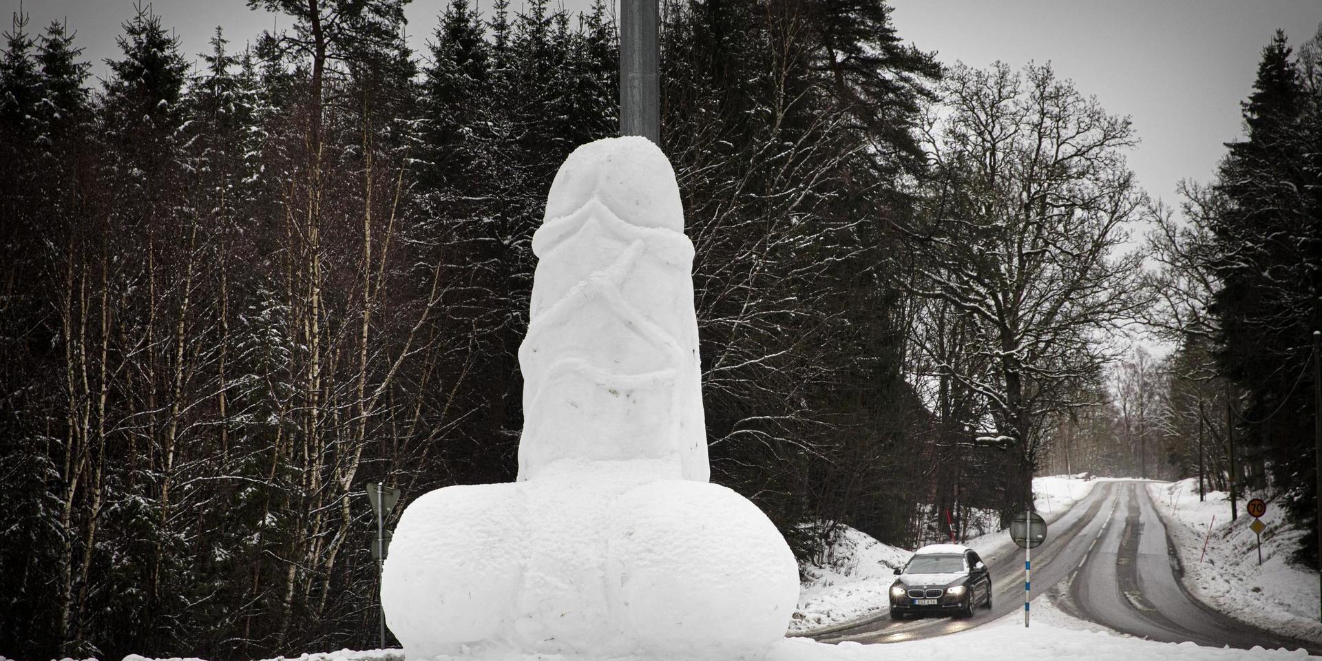 I en rondell utanför Borås har någon byggt en stor penis av snö som står mot en lyktstolpe. 