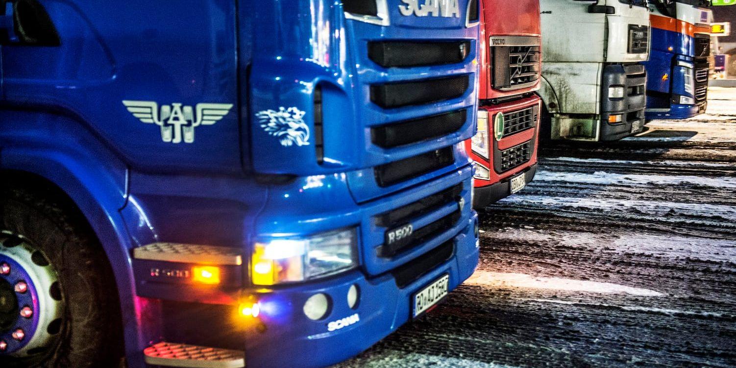 Utländska lastbilar uppställda på en rastplats i Järna. Arkivbild.