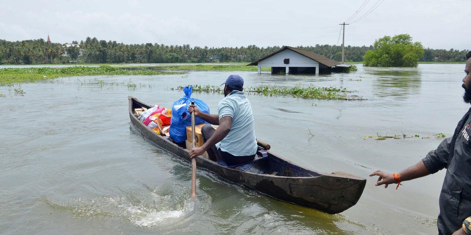 Nödhjälp på väg i kanot i Thrissur i Kerala i Indien.