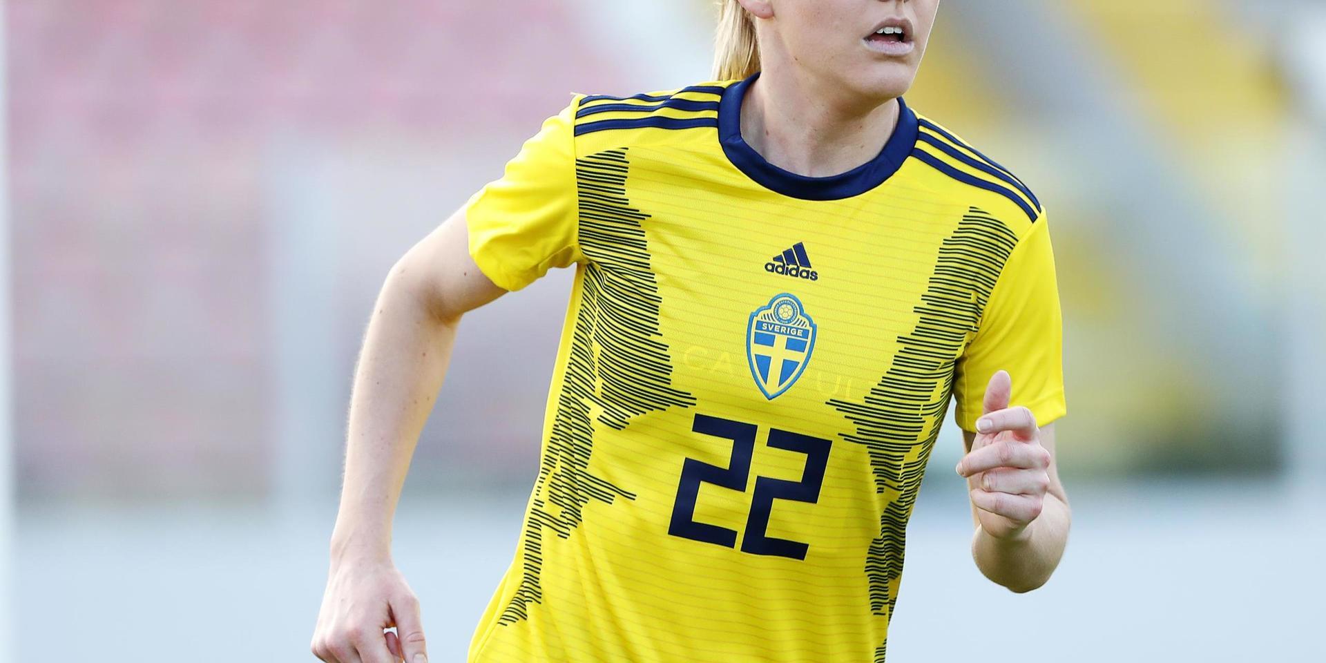 Olivia Schough, här i landslagets tröja, är tillbaka i Champions League-sammanhang. Hennes Rosengård spelar i morgon första åttondelen hemma mot S:t Pölten. Arkivbild.
