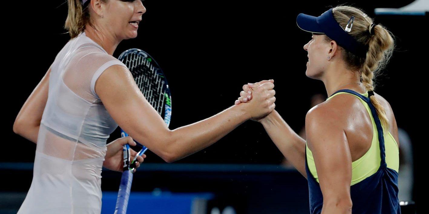 Angelique Kerber, till höger, skakar Maria Sjarapovas hand efter segern i den tredje omgången av Australian Opens damsingelturnering.