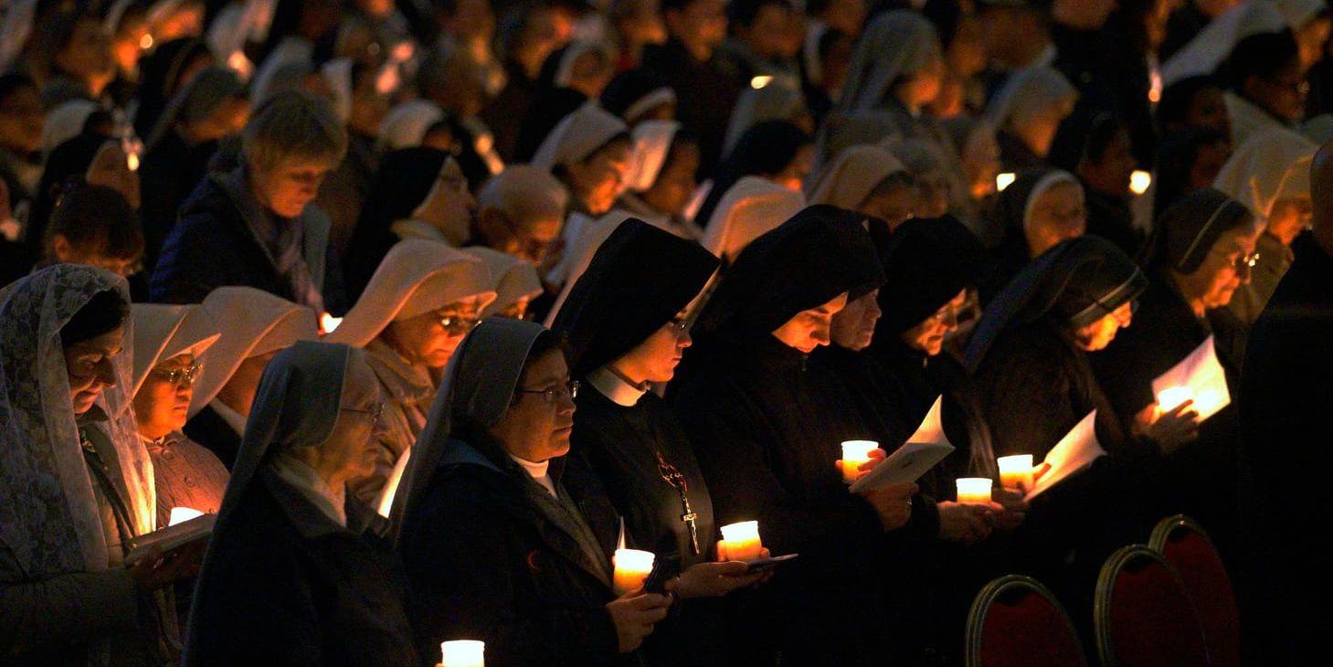 Vatikanen beskylls för att utnyttja nunnor som billig arbetskraft. På bilden nunnor som håller ljus medan påve Franciskus leder en mässa tillsammans med medlemmar av olika religiösa ordnar i Peterskyrkan.