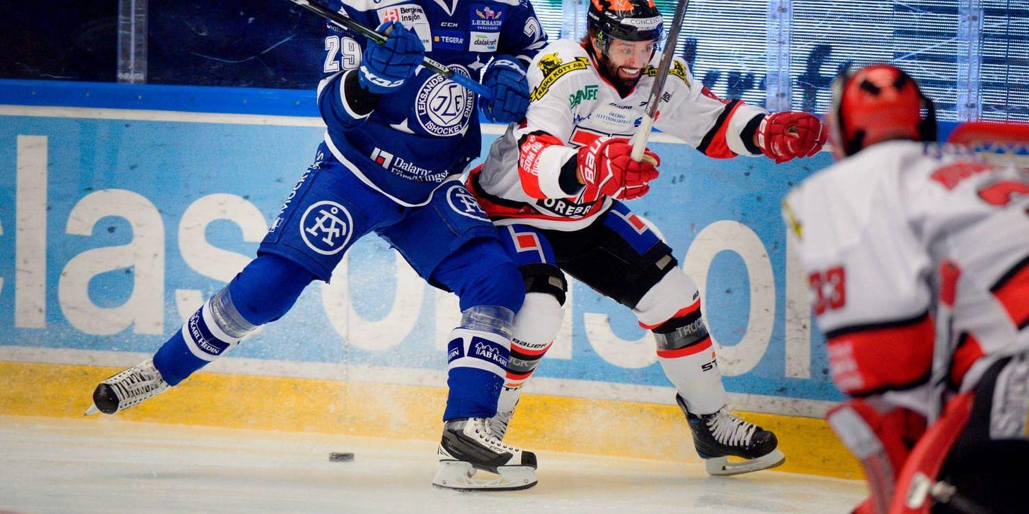 Tobias Forsberg i Leksand jagar en Örebrospelare under lördagens ishockeymatch i SHL mellan Leksands IF och Örebro som Örebro vann med 3–2.