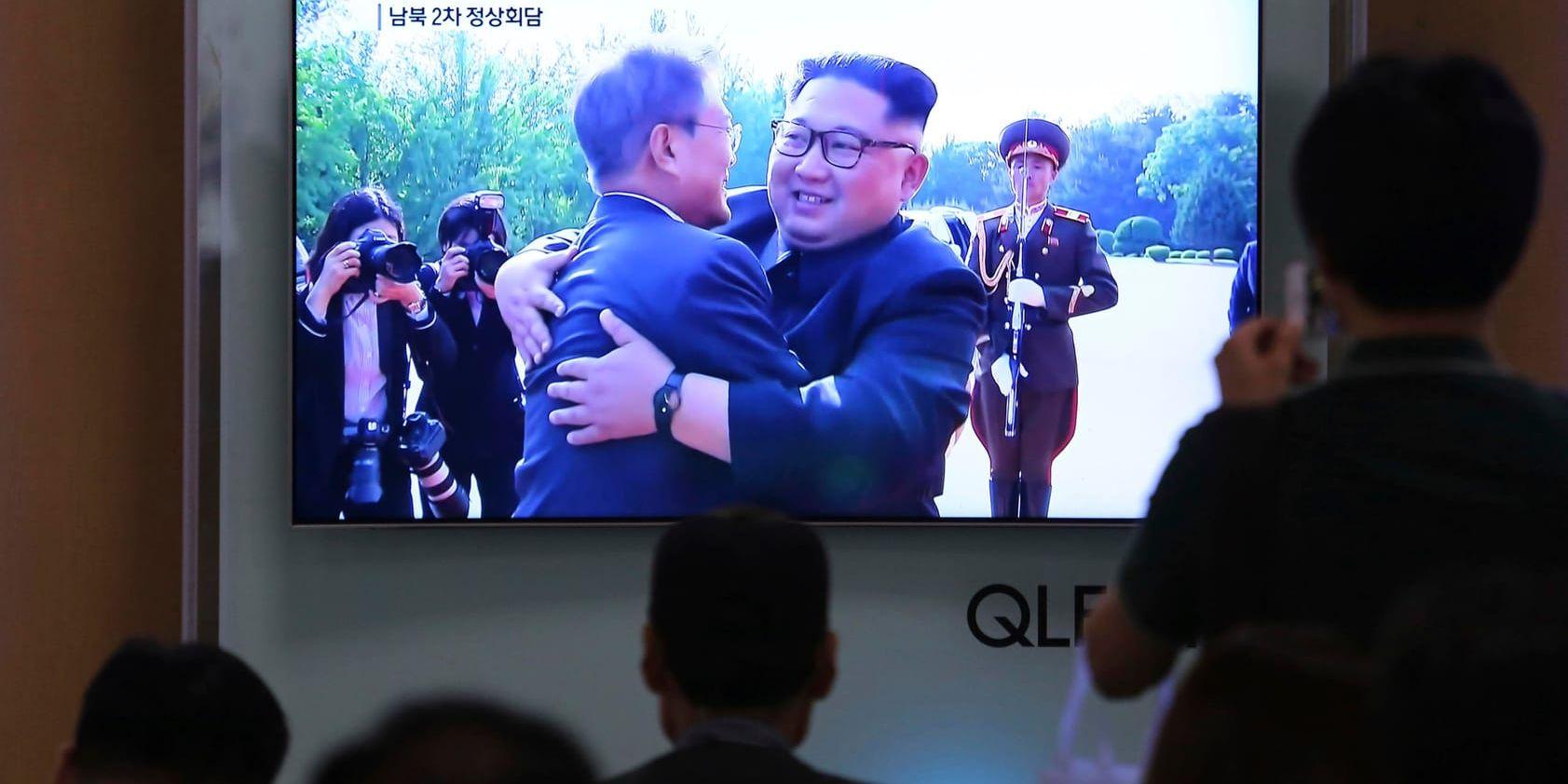 Sydkoreas president Moon Jae-in och Nordkoreas ledare Kim Jong-Un har träffats två gånger i år vid gränsen mellan de båda länderna. Nu utlovar president Moon att länderna ska ta nästa steg. Arkivbild.