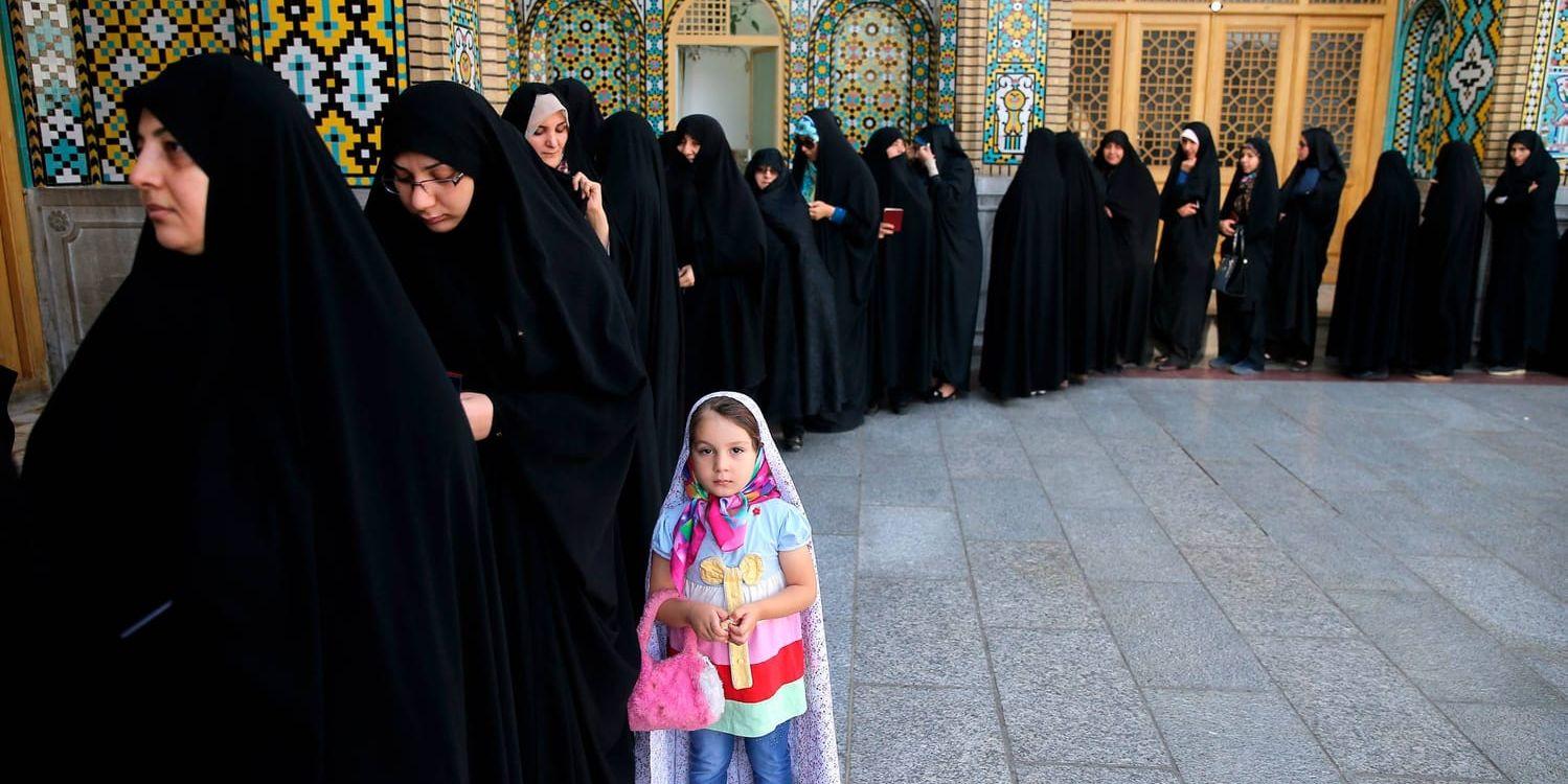 Kvinnor köar för att lägga sin röst i presidentvalet, söder om huvudstaden Teheran.