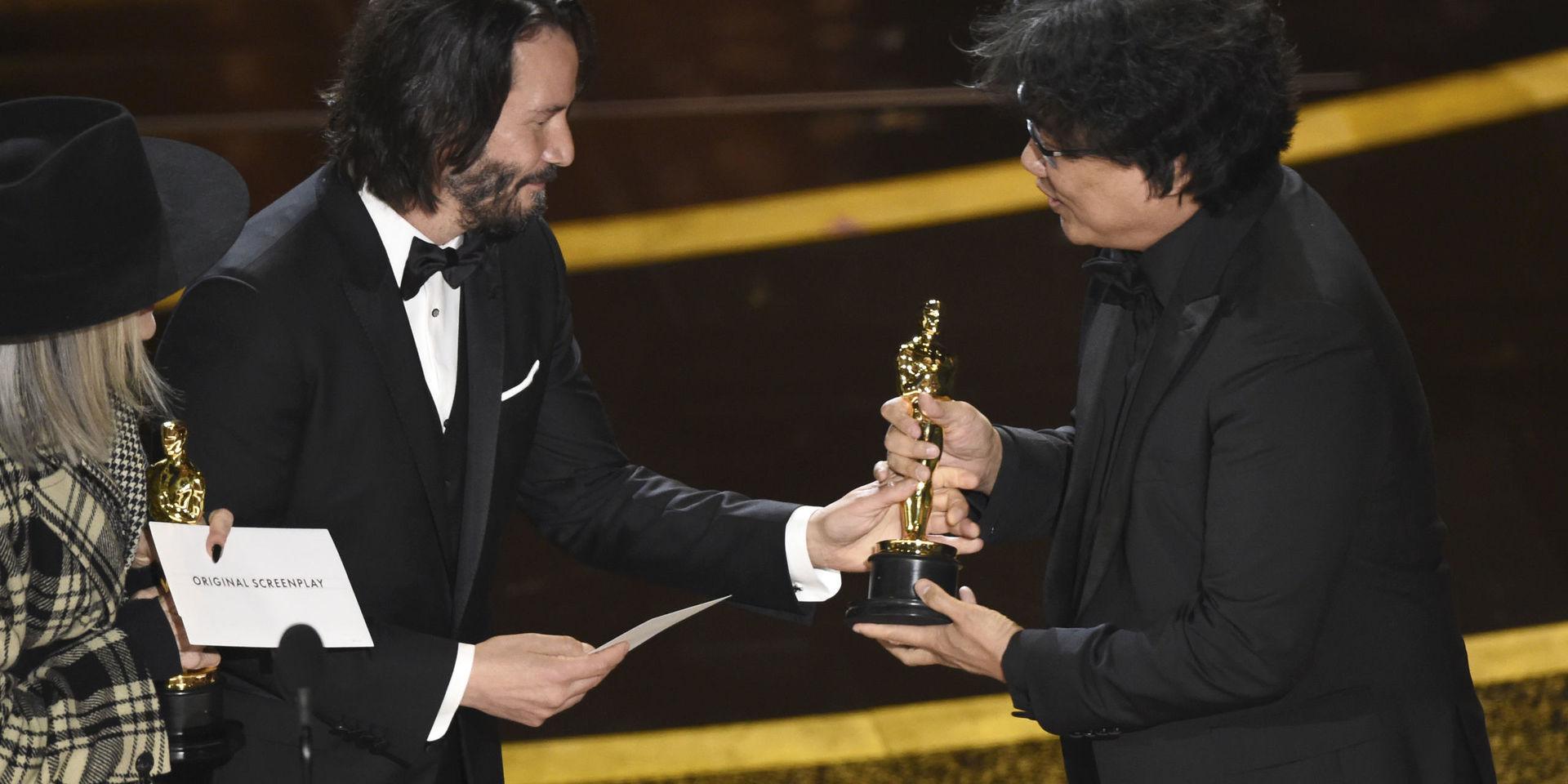 Diane Keaton och Keanu Reeves överlämnar priset för bästa originalmanus till Bong Joon-Ho.