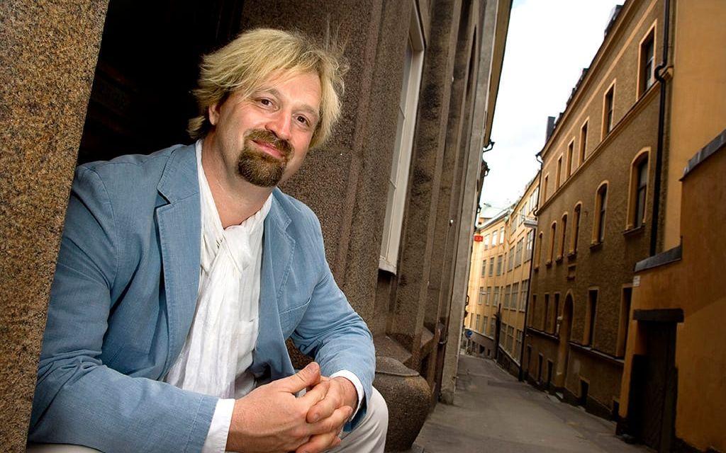 Artisten Emrik Larsson springer för Stadsmissionen. Bild: TT.