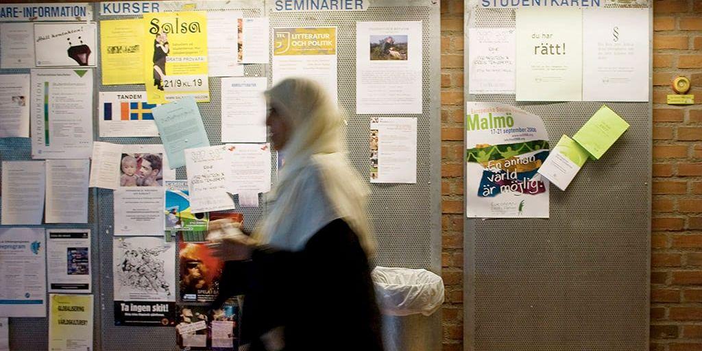 Unga somaliska pojkar och flickor som i dag växer upp i det svenska samhället, hindras redan från unga år av de djupt religiösa ledarna och somalierna inom islam att bli en del av Sverige, skriver debattören.
