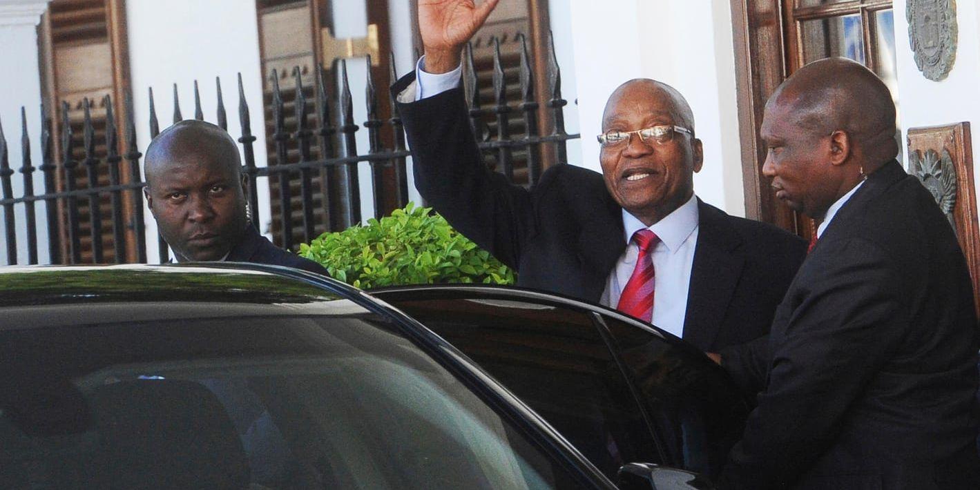 Sydafrikas president Jacob Zuma lämnar landets parlament på tisdagen efter beskedet att hans tal till nationen skjut upp.