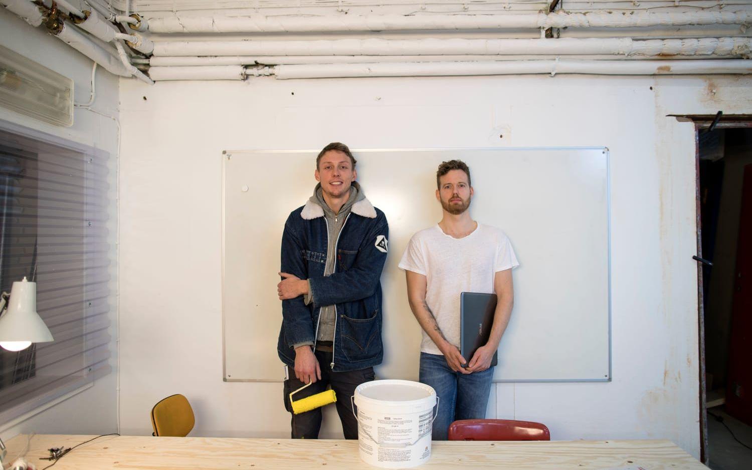 Vännerna Willy Rudman och Fredrik Wernér har rollat väggar och penslat rör konstant sedan i oktober. Bild: Thomas Olsson
