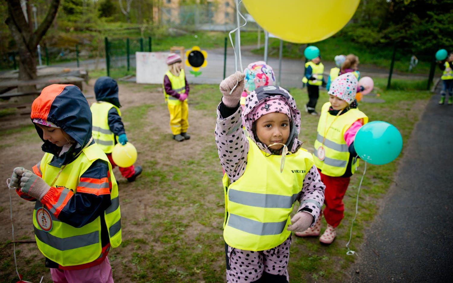 Hawwi Adem fem år visar stolt upp sin ballong