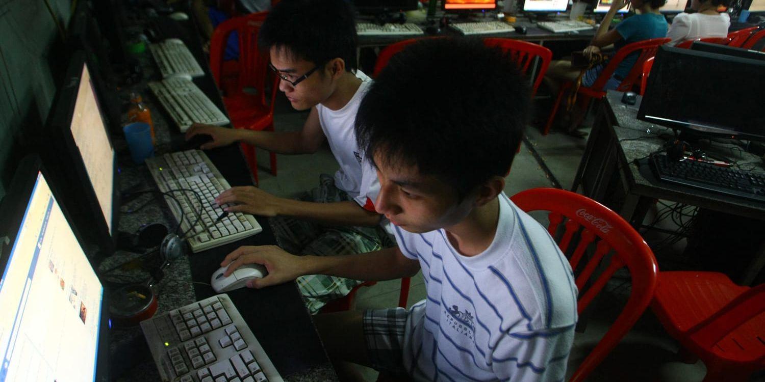 Vietnamesiska studenter använder Facebook på ett internetcafé. Arkivbild.
