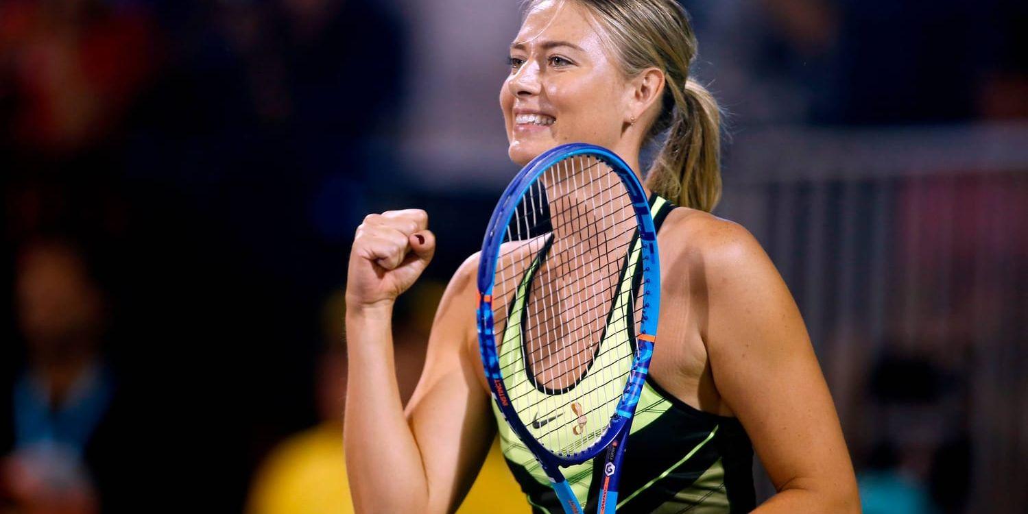 Maria Sjarapova hade kul på tennisbanan i välgörenhetstillställningen i Las Vegas.