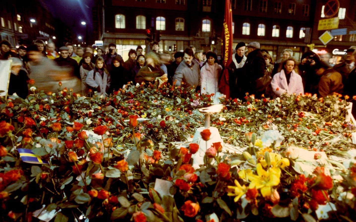 Sörjande människor lägger blommor på mordplatsen vid hörnet av Sveavägen och Tunnelgatan i mars 1986.