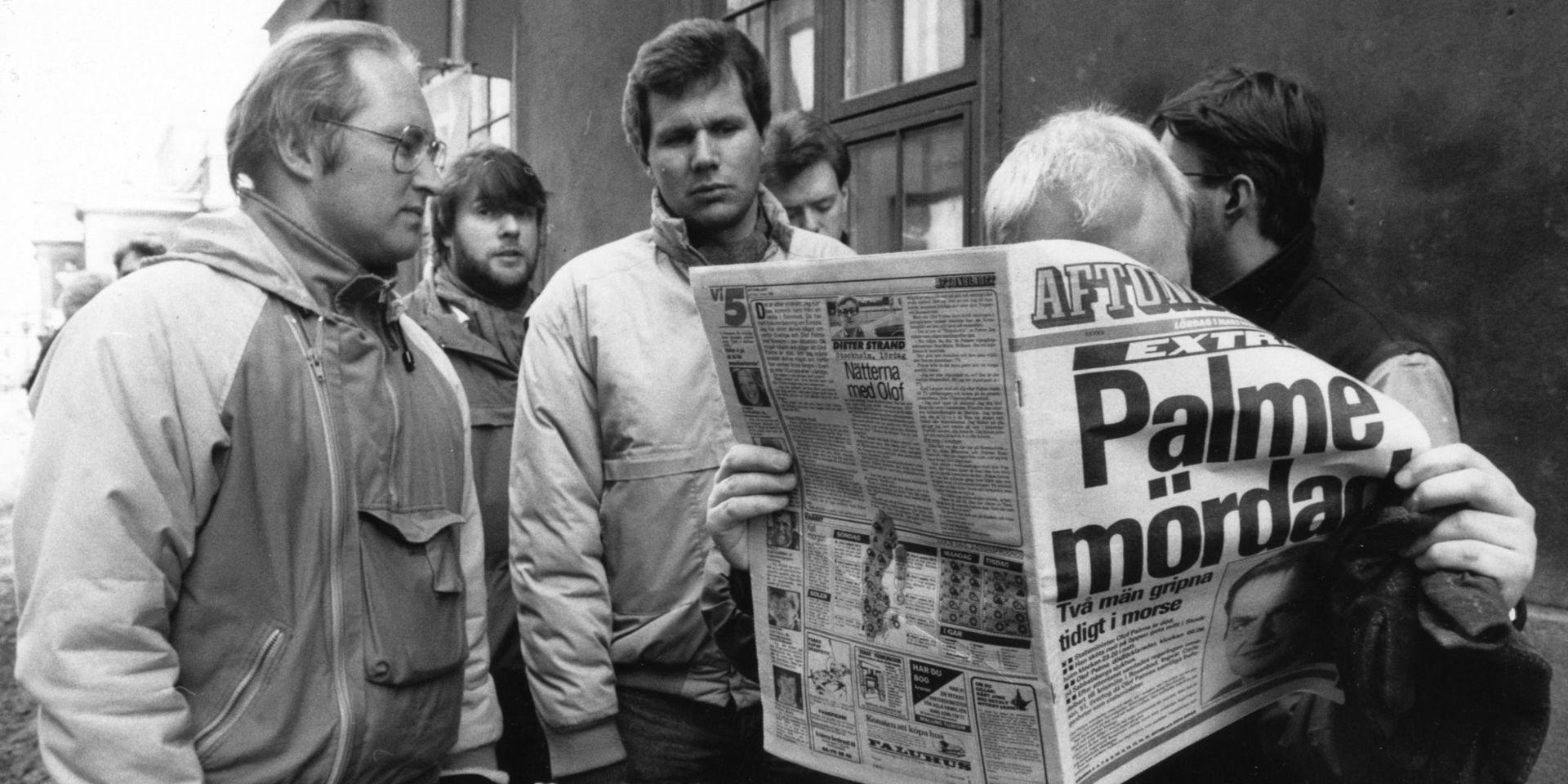 Människor läser i tidningen dagen efter mordet på statsminister Olof Palme den 28 februari 1986. 