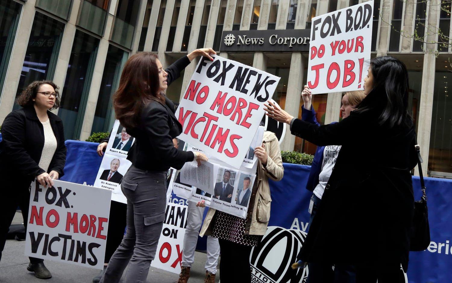 Protester mot Fox News efter avslöjandena om nyhetsankaret Bill O'Riley tidigare i år. Bild: Richard Drew.