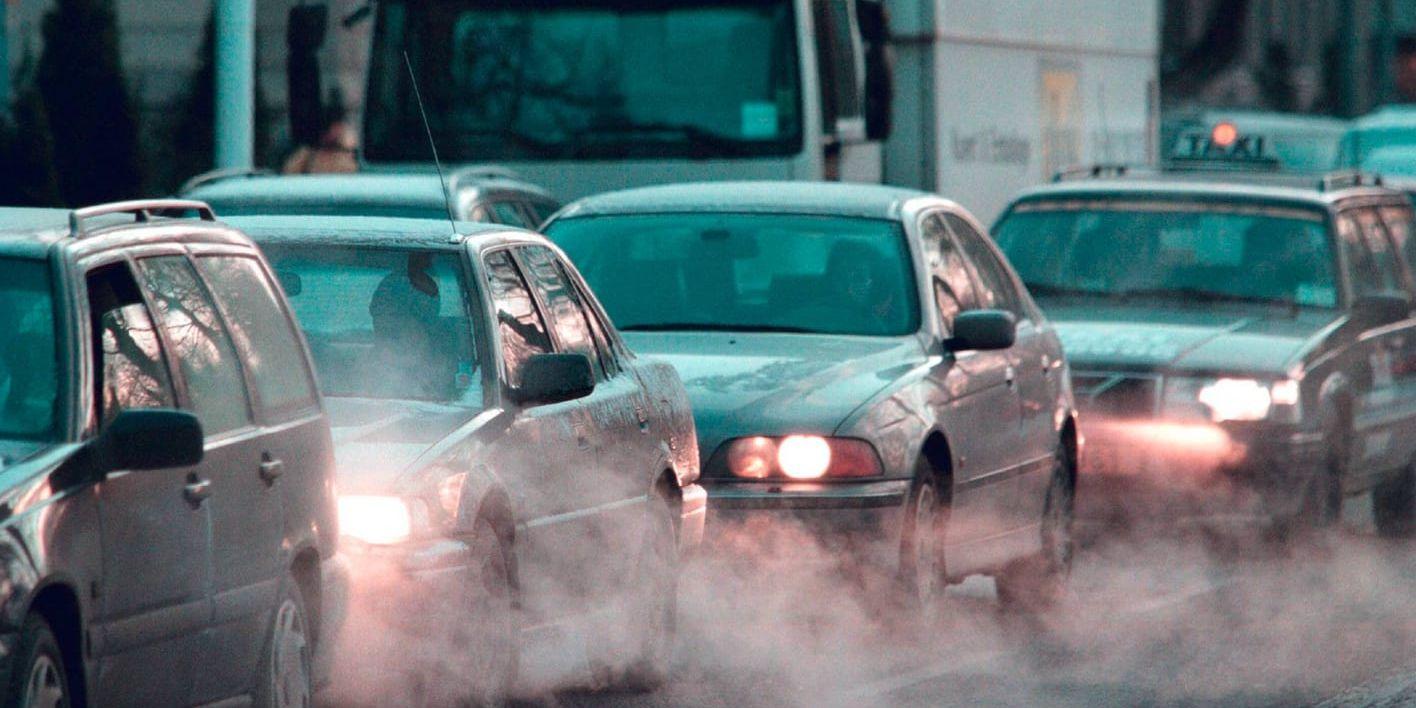 Biltrafiken står för en stor andel av de svenska växthusgasutsläppen. Arkivbild.