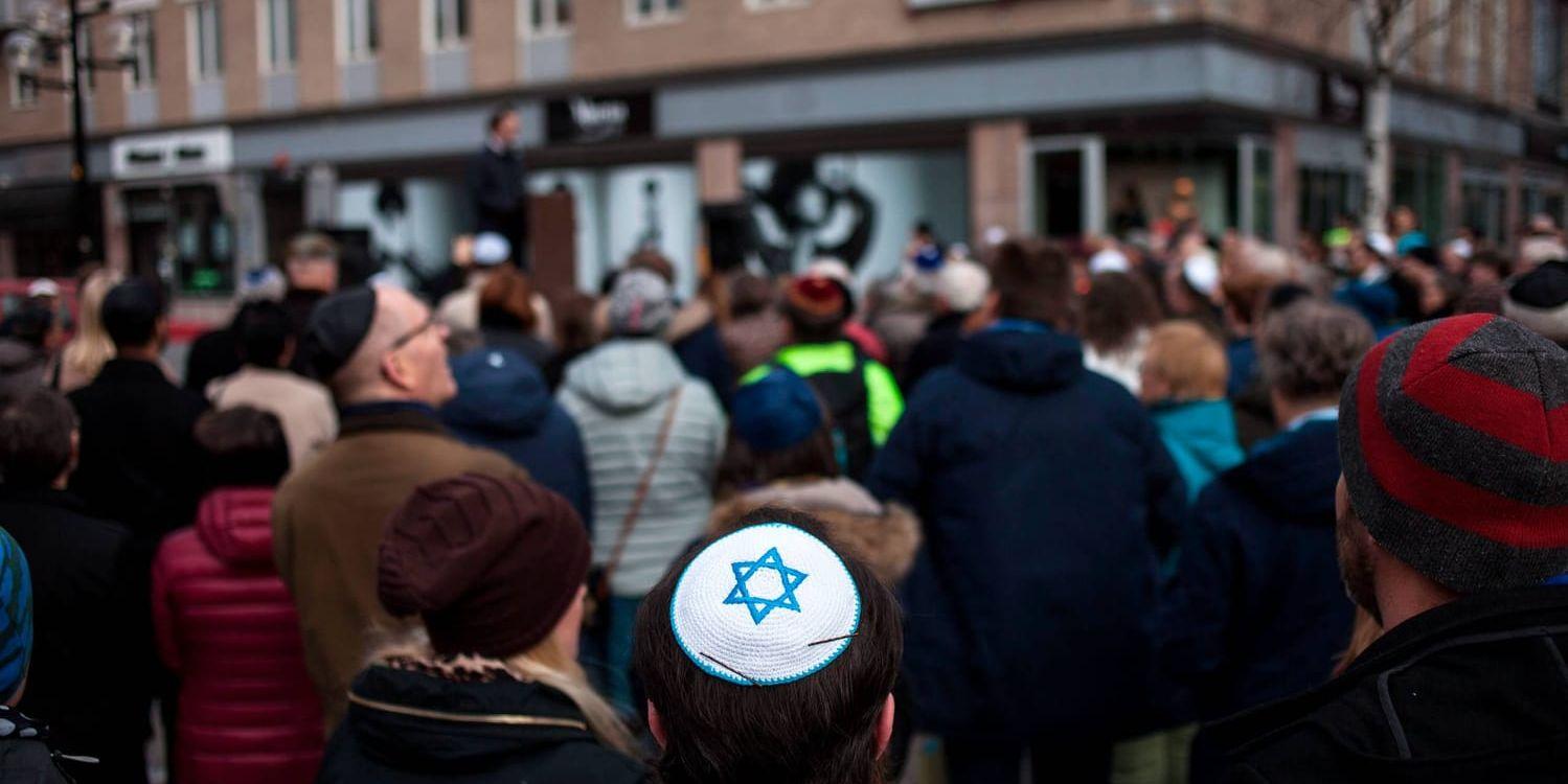 En kippavandring arrangerades genom centrala Umeå till stöd för Umeås Judiska förening. Flera hundra personer deltog i manifestationen, däribland Israels ambassadör Isaac Bachman.
