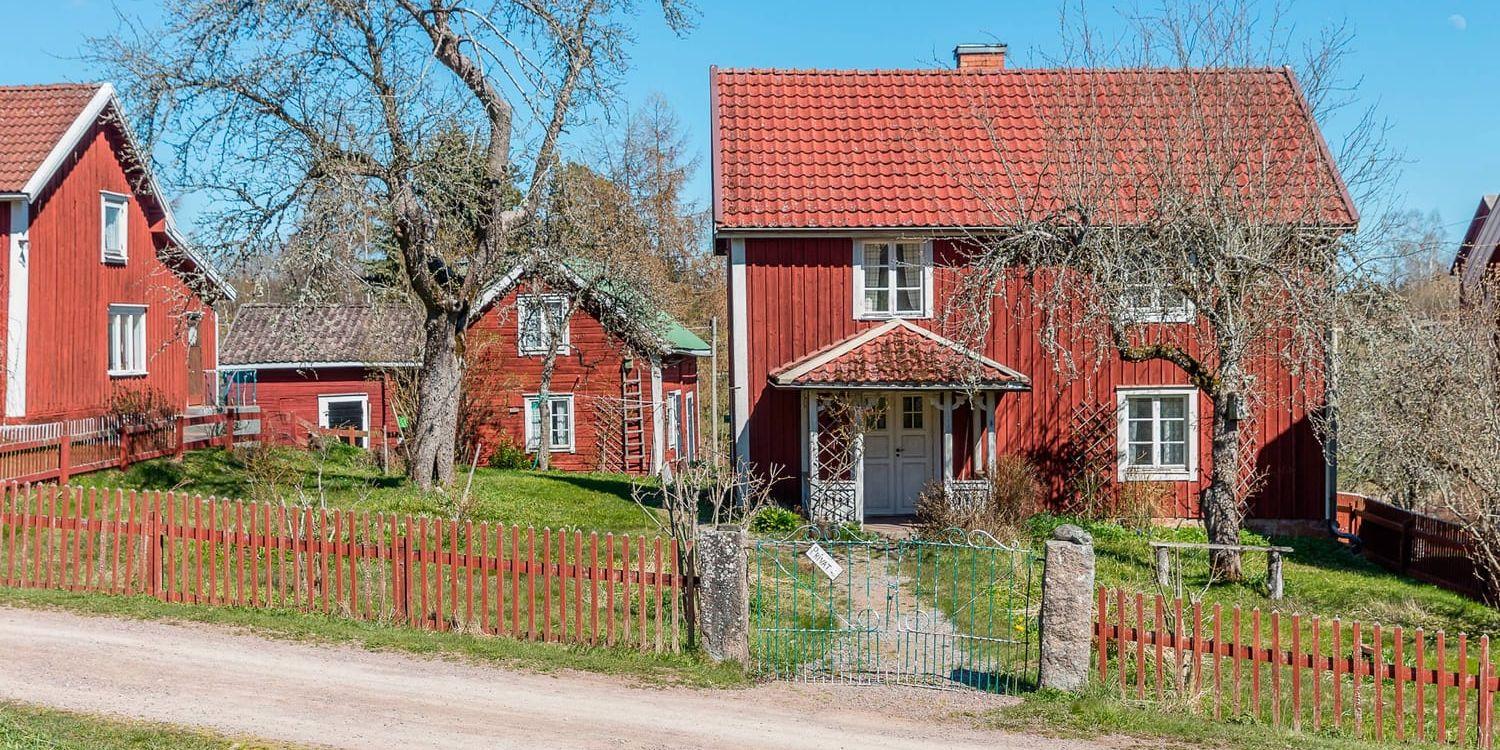 Här, i Mellangården, bodde Lisa, Bosse och Lasse i Astrid Lindgrens Bullerbyböcker. Nu är huset till salu.
