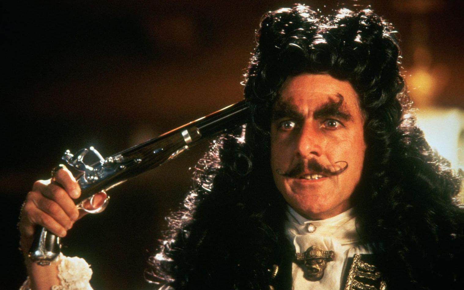Hook (1991) - Steven Spielbergs nyversion av Peter Pan möttes förvisso av ljummen kritik, men Hoffman stod ut i rollen som Kapten Krok. Foto: TriStar Pictures